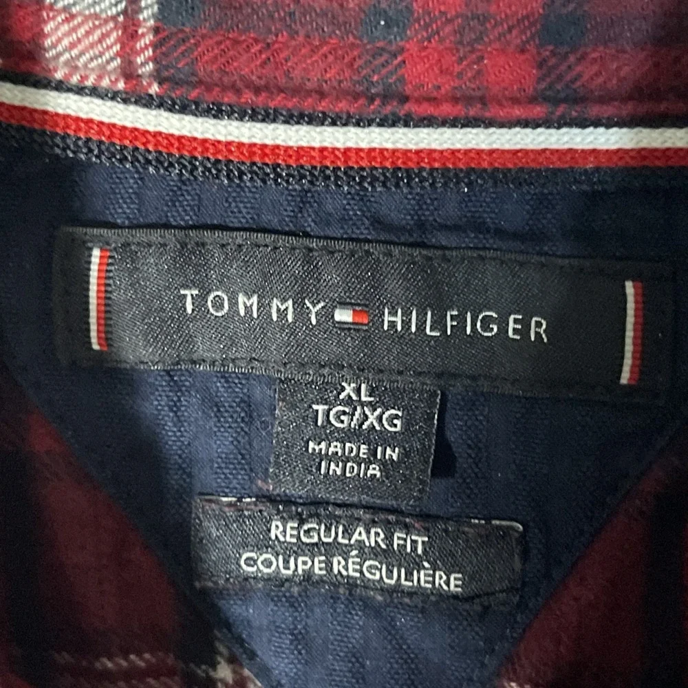 Tommy Hilfiger Men's XL Regular Fit Long Sleeve Flannel Shirt Red White Plaid‎